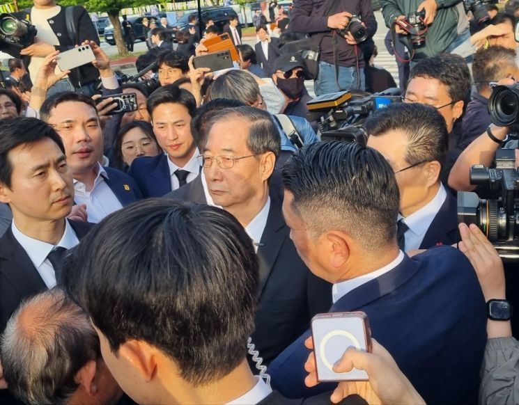 지난 2일 오후 한덕수 전 국무총리가 광주 시민단체에 의해 광주 북구 국립 5·18 민주묘지 참배가 저지당하고 있다.민찬기 기자