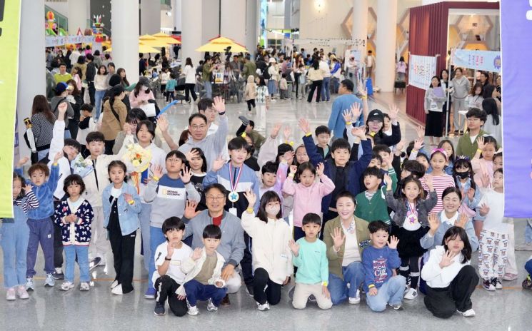 강기정 광주시장이 3일 시청 시민홀에서 열린 제103회 어린이날 행사에 참석,어린이들과 기념 촬영을 하고 있다.광주시 제공