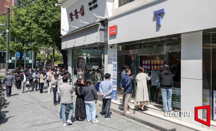 28일 서울 중구 한 SK텔레콤 공식 인증 대리점을 찾은 고객들이 유심을 교체하기 위해 기다리고 있다.SK텔레콤은 오늘부터 가입자들에게 유심 무료 교체서비스를 제공할 예정이다.2025.4.28.강진형 기자