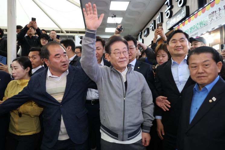 이재명 더불어민주당 대선 후보가 '골목골목 경청투어' 3일 '동해안벨트' 첫 방문지인 강원도 속초시 중앙재래시장에서 도민들에게 인사하고 있다.연합뉴스