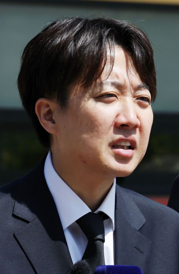 4일 오전 광주 북구 국립 5·18 민주묘지에서 이준석 개혁신당 대선 후보가 참배를 마친 뒤 발언하고 있다.연합뉴스