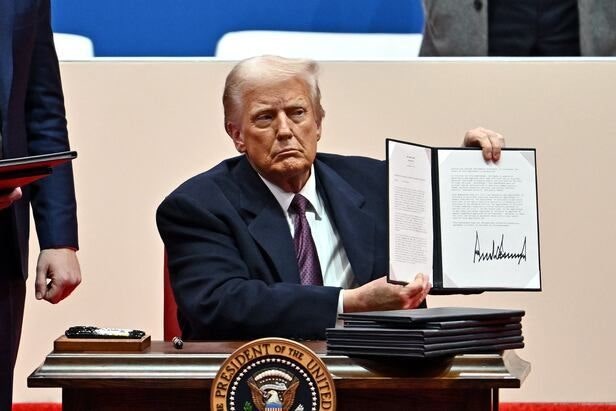 <b>트럼프</b>, '<b>앨커트래즈</b> 교도소' <b>재개소</b> 지시…"중범죄자 수감"
