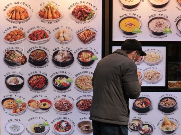 내수 경기 부진과 탄핵 사태 등 정치적 불안이 계속되면서 옷,신발,<a href=