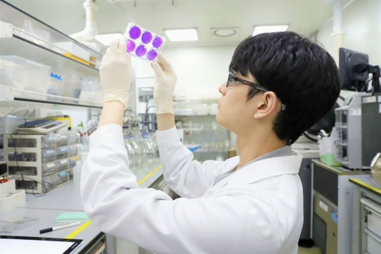 SK바이오사이언스 연구원이 조류독감 백신 후보물질에 대한 분석 실험중이다.사진제공=SK바이오사이언스