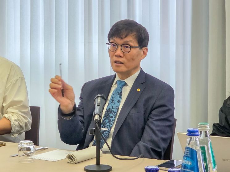 이창용 한국은행 총재가 5일(현지시간) 아시아개발은행(ADB) 연차 총회 참석차 방문한 이탈리아 밀라노에서 국내 기자단과 만나 발언하고 있다.한국은행
