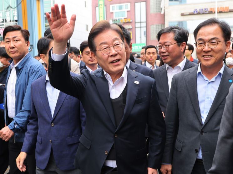 더불어민주당 이재명 대선 후보가 지난 5일 경기도 양평군 양평물맑은시장에서 열린 '골목골목 경청투어'에서 시민들에게 인사하고 있다.연합뉴스