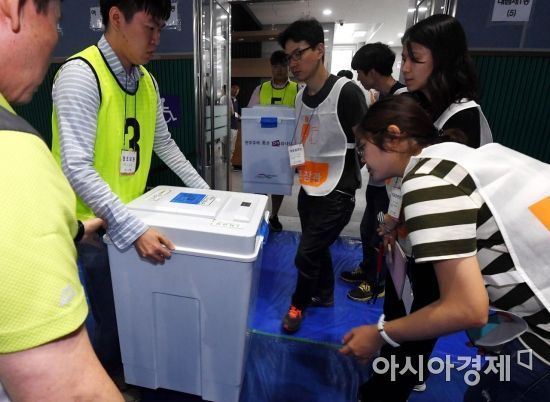 투표함 꼼꼼히 살피는 개표 참관인들.김현민기자