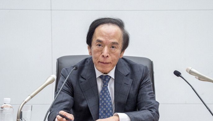 우에다 가즈오 일본은행(BOJ) 총재가 1일 기준금리를 동결한다고 발표한 후 기자회견에서 발언하고 있다.로이터연합뉴스