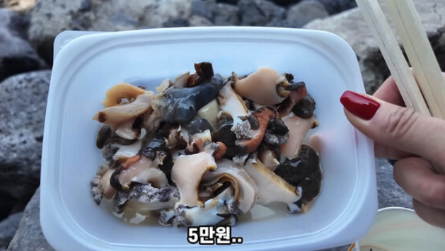 제주에 거주한다는 유튜버 A씨가 용두암에서 구입한 5만원어치 해산물.유튜브 캡처