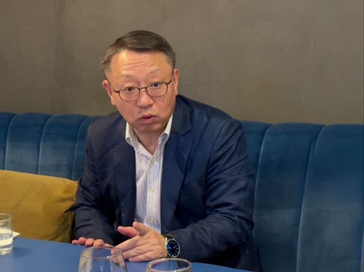 정진완 우리은행장이 지난 4일(현지시간) 아시아개발은행(ADB) 연차총회 참석차 방문한 이탈리아 밀라노에서 기자들과 만나 발언하고 있다.