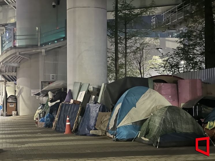 서울역 서부에 위치한 텐트촌.이곳에는 12명의 노숙인이 거주하고 있다.