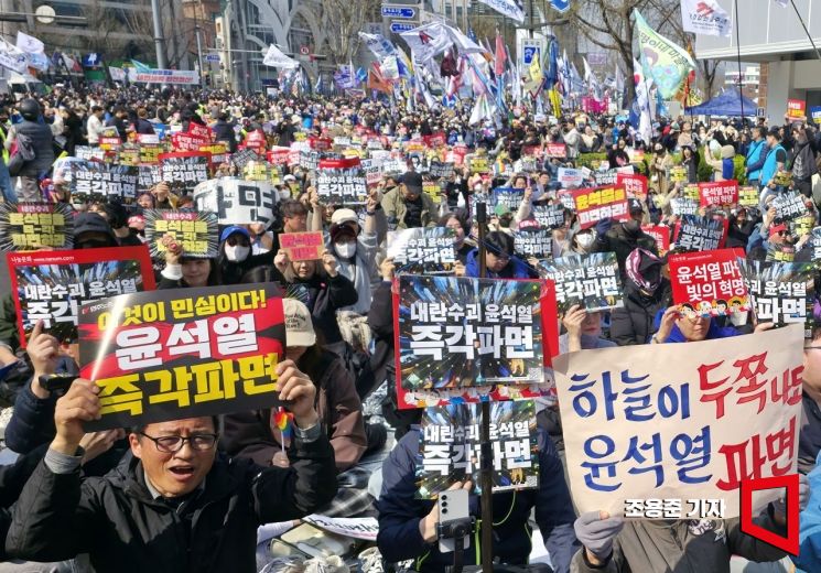 윤석열 대통령 탄핵 선고일이었던 지난달 4일 헌법재판소 부근 서울 안국동에서 탄핵을 찬성하는 시민과 단체 회원들이 찬성 촉구 집회에서 구호를 외치고 있다.조용준 기자