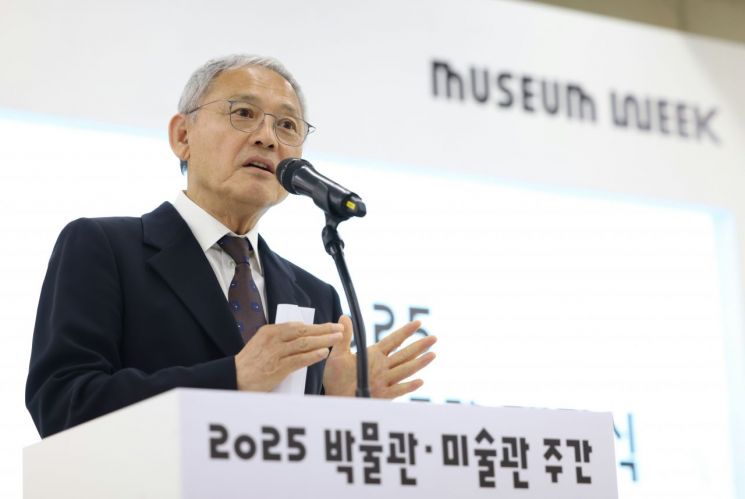 유인촌 문화체육관광부 장관이 지난 2일 서울 은평구 사비나미술관에서 열린 '2025 박물관·미술관 주간' 개막식에서 축사를 하고 있다.[사진 제공= 문화체육관광부] 연합뉴스