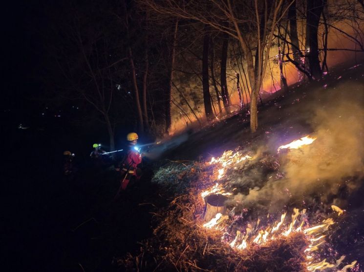 지난 3월 경남 산청 산불현장에서 공중진화대가 야간산불진화 활동을 벌이고 있다.산림청 제공