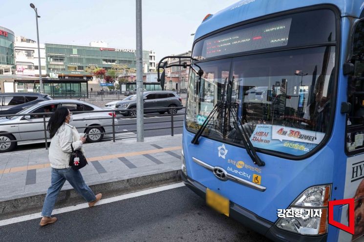 서울 시내버스 노사 간 협상이 결렬되면서 노조가 준법운행 쟁의행위에 돌입한 30일 서울 중구 서울역버스환승센터 버스에 쟁의행위 관련 안내문이 부착돼 있다.2025.4.30.강진형 기자