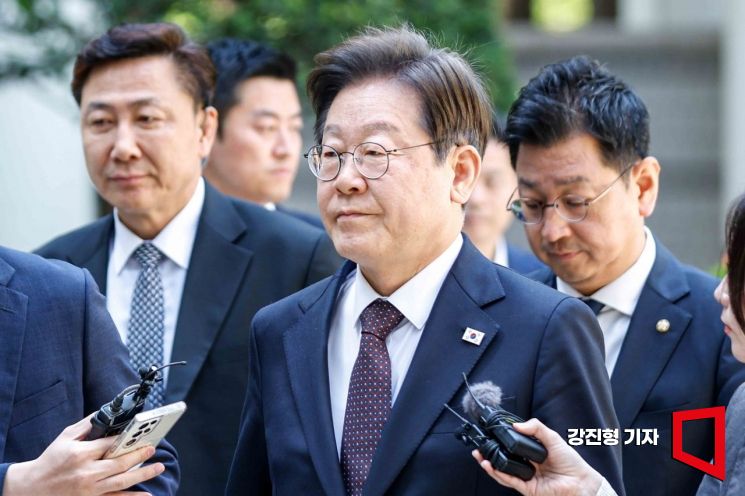 대장동 배임 및 성남FC 뇌물 혐의를 받고 있는 이재명 더불어민주당 대선 후보가 지난 4월29일 서울 서초구 서울중앙지방법원에서 열린 공판에 출석하고 있다.강진형 기자