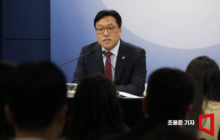 김병환 금융위원장이 7일 서울 종로구 정부서울청사에서 열린 금융위 출입기자단 정례 간담회에 참석,발언하고 있다.2025.5.7 조용준 기자