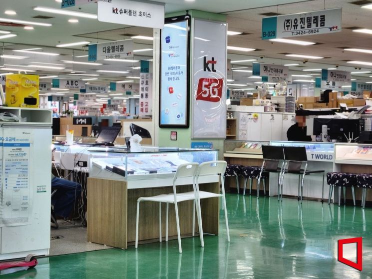 6일 찾은 서울 광진구 강변 테크노마트 6층.고객들에게 불법 판매 보조금을 지급하며 싼 가격에 휴대폰을 팔아 '성지'라고 불리는 이곳은 연휴임에도 한산했다.사진=박유진 기자
