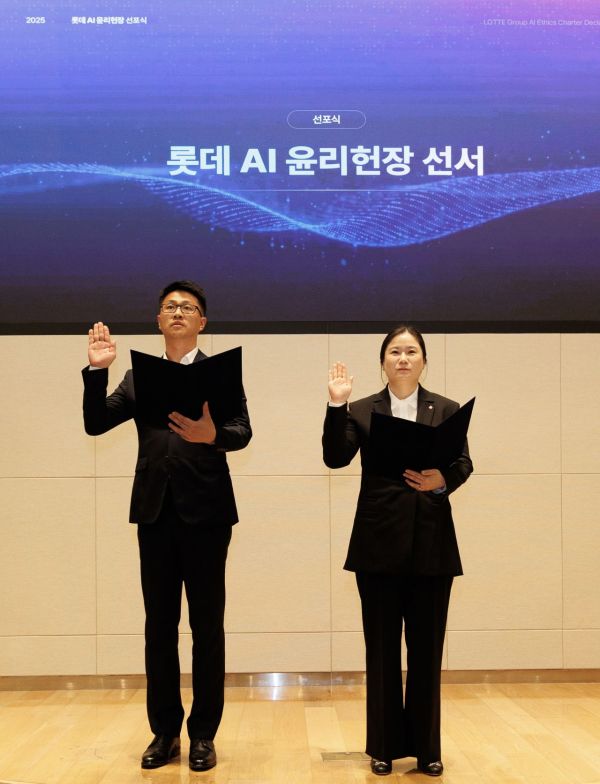 롯데가 7일 롯데월드타워에서 AI 윤리헌장을 선포하고 AI 활용 및 개발 과정에서 전 임직원이 준수해야 하는 원칙을 공유했다.롯데 제공.