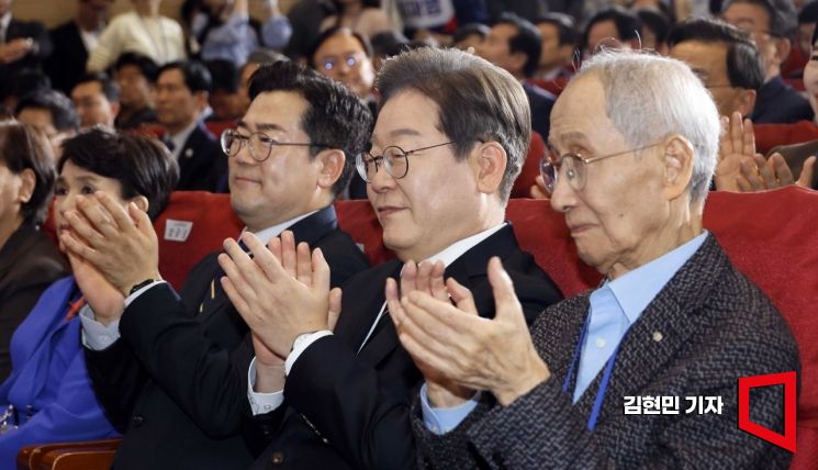 30일 서울 여의도 국회 의원회관에서 열린 더불어민주당 제21대 대통령선거 '진짜 대한민국' 중앙선거대책위원회 출범식에서 이재명 대선 후보가 참석하고 있다.2025.4.30 김현민 기자