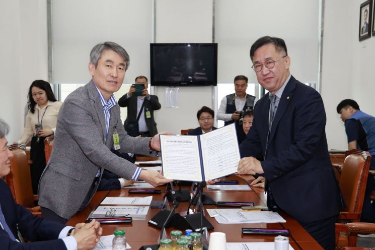 백호 서울교통공사 사장(왼쪽)과 맹성규 국회 국토교통위원장