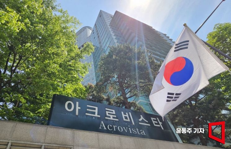 검찰이 윤석열 전 대통령의 뇌물수수 의혹 등 조사를 위해 압수수색한 윤 전 대통령의 사저 아크로비스타.윤동주 기자