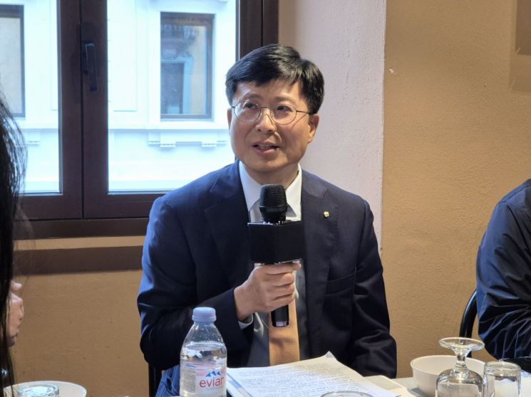 박종석 금융결제원장이 6일(현지시간) 이탈리아 밀라노에서 기자들과 만나 소액지급결제서비스의 국가 간 연계를 위한 허브시스템 등에 대해 설명하고 있다.금융결제원
