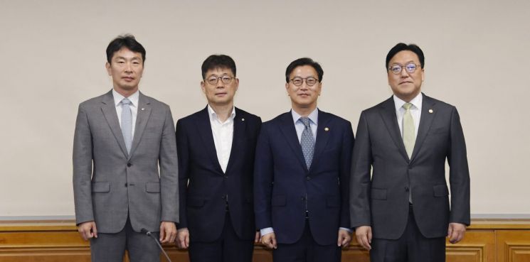 김범석 기획재정부 장관 직무대행(왼쪽에서 세번째)이 8일 오전 서울 중구 은행회관에서 열린 '거시경제금융현안간담회' 회의 시작에 앞서 기념촬영을 하고 있다.왼쪽부터 이복현 금융감독원장,유상대 한국은행 부총재,김