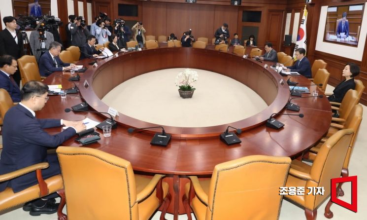 김범석 기획재정부 장관 직무대행이 8일 서울 종로구 정부서울청사에서 열린 경제관계장관회의에 참석,발언을 하고 있다.2025.5.8 조용준 기자
