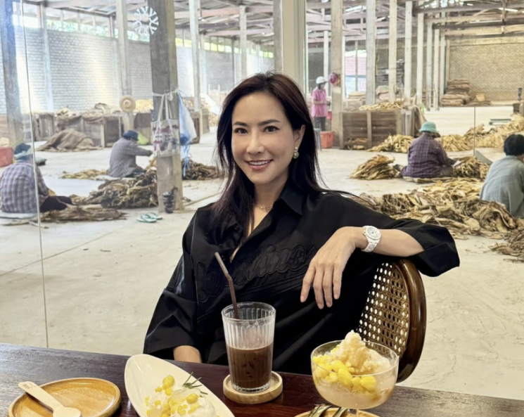 타이 상타이당 당원이자 톤부리헬스케어그룹의 전무이사인 수와디 푼트파니치가 한 카페에서 노동자들을 배경으로 찍은 사진을 올려 입길에 올랐다. 푼트파니치 인스타그램