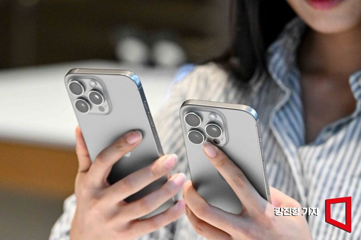 서울 중구 명동 애플스토어를 찾은 고객들이 애플의 첫 인공지능(AI) 스마트폰 '아이폰16'을 보고 있다.사진=강진형 기자aymsdream@