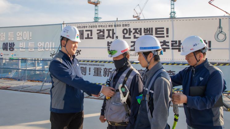 허윤홍 GS건설 대표(왼쪽)가 7일 인천 송도 아파트 건설 현상을 찾아 직원들의 추락 방지를 위한 안전장비를 직접 점검하고 있다.GS건설