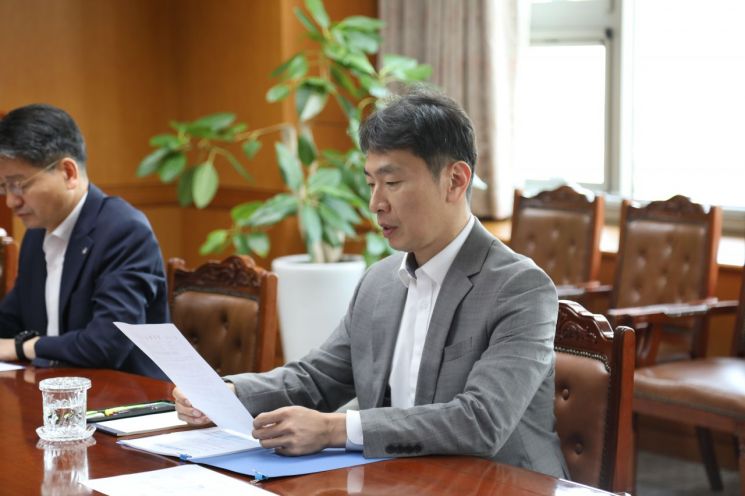 이복현 금융감독원장은 8일 오전 서울 여의도 본사에서 금융상황 점검회의를 개최하고 "롯데손보가 지급여력비율 저하로 조기상환요건을 미충족함에도 일방적으로 조기상환을 추진하는 것에 대한 심각한 우려를 갖고 있다"고 밝혔