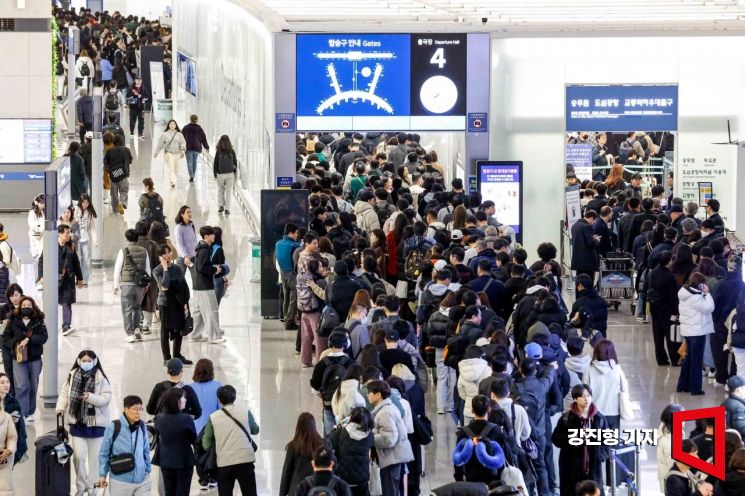 설 명절 연휴를 앞둔 지난 1월 24일 인천국제공항 제1여객터미널을 찾은 여행객들이 탑승동으로 이동하기 위해 줄을 서고 있다.강진형 기자