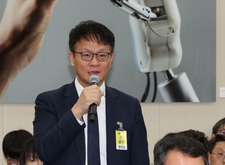 류정환 SK텔레콤 부사장(네트워크인프라센터장) 지난달 30일 국회 과학기술정보방송통신위원회의에서 열린 청문회에서 의원 질의에 답하고 있다.연합뉴스