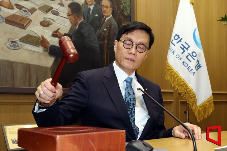 이창용 한국은행 총재가 17일 서울 중구 한국은행 본관에서 열린 금융통화위원회 본회의에 개회를 선언하는 의사봉을 치고 있다.25.04.17.사진공동취재단