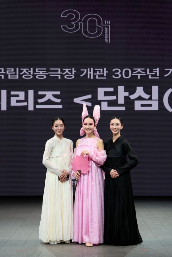 국립정동극장 '단심'을 통해 무용수로 공식 데뷔하는 배우 채시라(가운데)와 '심청' 역으로 출연하는 국립정동극장 예술단 조하늘 무용수(왼쪽),<a href=