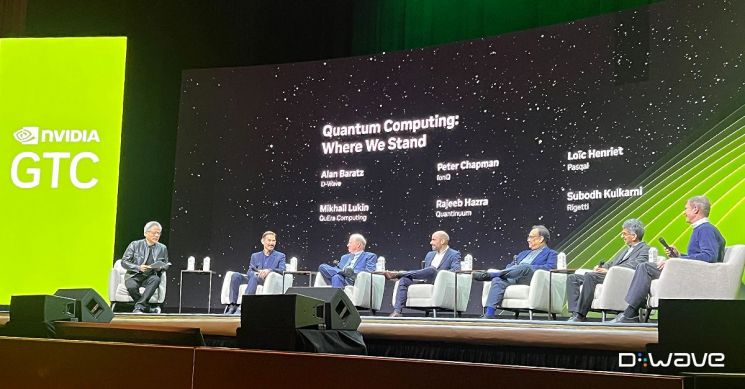 젠슨 황(사진 왼쪽) 엔비디아 CEO가 지난 3월 GTC 2025 행사에서 디웨이브 등 주요 양자컴퓨터 기업 관계자들과 대담하고 있다.사진=디웨이브 X