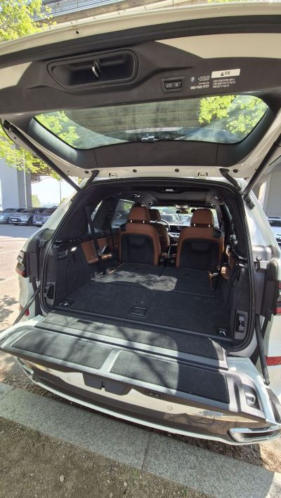 BMW X7 M60i xDrive 트렁크.3열을 접으면 널찍한 공간이 마련되며,테일게이트는 상하로 분리되며 열린다.우수연 기자