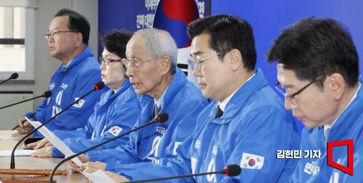 <b>윤여준</b> "국민의힘 마땅히 퇴출돼야…<b>김문수</b>·<b>한덕수</b>, 퇴장해야 할 세력...