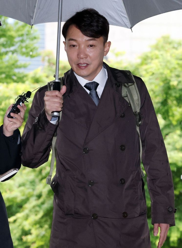 ‘위장전입·<b>리조트 접대</b> 의혹’ <b>이정섭 검사</b>, 첫 재판서 혐의 전면 부...