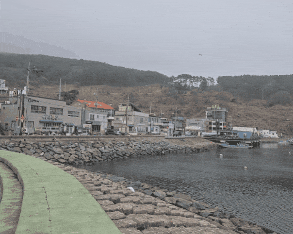 부산 강서구 가덕도 대항선착장과 마을 전경.본격적인 공사가 시작되면 이 일대는 전면 매립된다.최서윤 기자