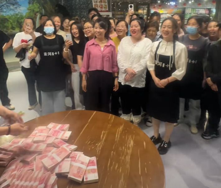 룽허 1+1 신선 슈퍼마켓 직원들이 보너스를 받기 위해 기다리고 있다.틱톡 캡처