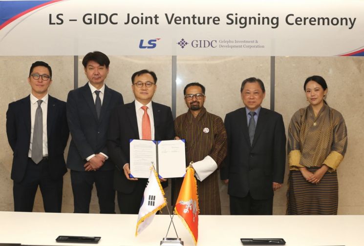 LS는 9일 서울 용산구에 위치한 LS용산타워에서 명노현 LS 부회장과 우즈왈 딥 다할 GIDC 최고경영자(CEO)를 비롯한 주요 관계자가 참석한 가운데 양측의 협력 강화를 위한 합작법인 설립 계약을 체결했다.LS