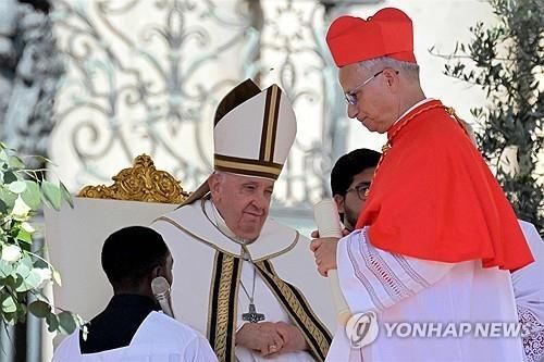 2023년 9월 30일(현지시간) 바티칸 성 베드로 광장에서 열린 신임 추기경 21명의 서임식에서 프란치스코(사진 가운데) 당시 교황이 로버트 프랜시스 프레보스트(오른쪽) 당시 교황청 주교부 장관을 추기경으로 서임하
