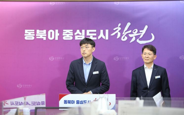 이성민 경남 창원특례시 문화관광체육국장(왼쪽),이경균 창원시설공단 이사장 직무대행이 창원NC파크 재개장 관련 긴급 브리핑을 하고 있다.이세령 기자