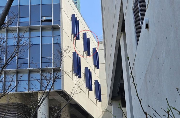 창원NC파크 3루석 쪽 매점 인근 경기장 외벽에 붙은 '루버' 하나가 떨어져 있다.이세령 기자