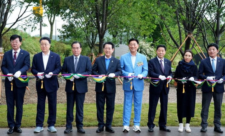 김영록 전라남도지사(사진 왼쪽에서 4번째)가 9일 장성 황룡강지방정원에서 열린‘2025 남도 K-가든 페스티벌 개막식’에 참석,주요내빈들과 테이프커팅을 하고 있다.전남도 제공