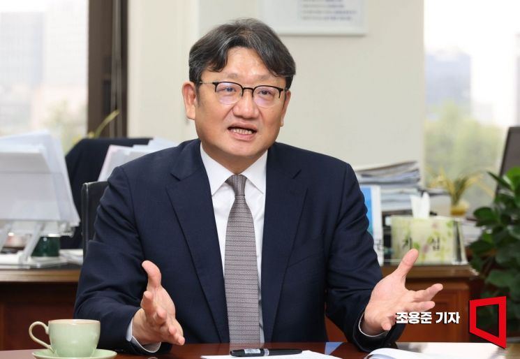 권기섭 경제사회노동위원회 위원장이 서울 종로구 경사노위 사무실에서 아시아경제와 인터뷰 하고 있다.조용준 기자