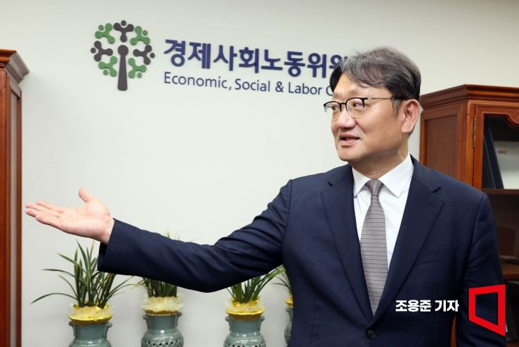 권기섭 경제사회노동위원회 위원장이 서울 종로구 경사노위 사무실에서 아시아경제와 인터뷰 하고 있다.조용준 기자